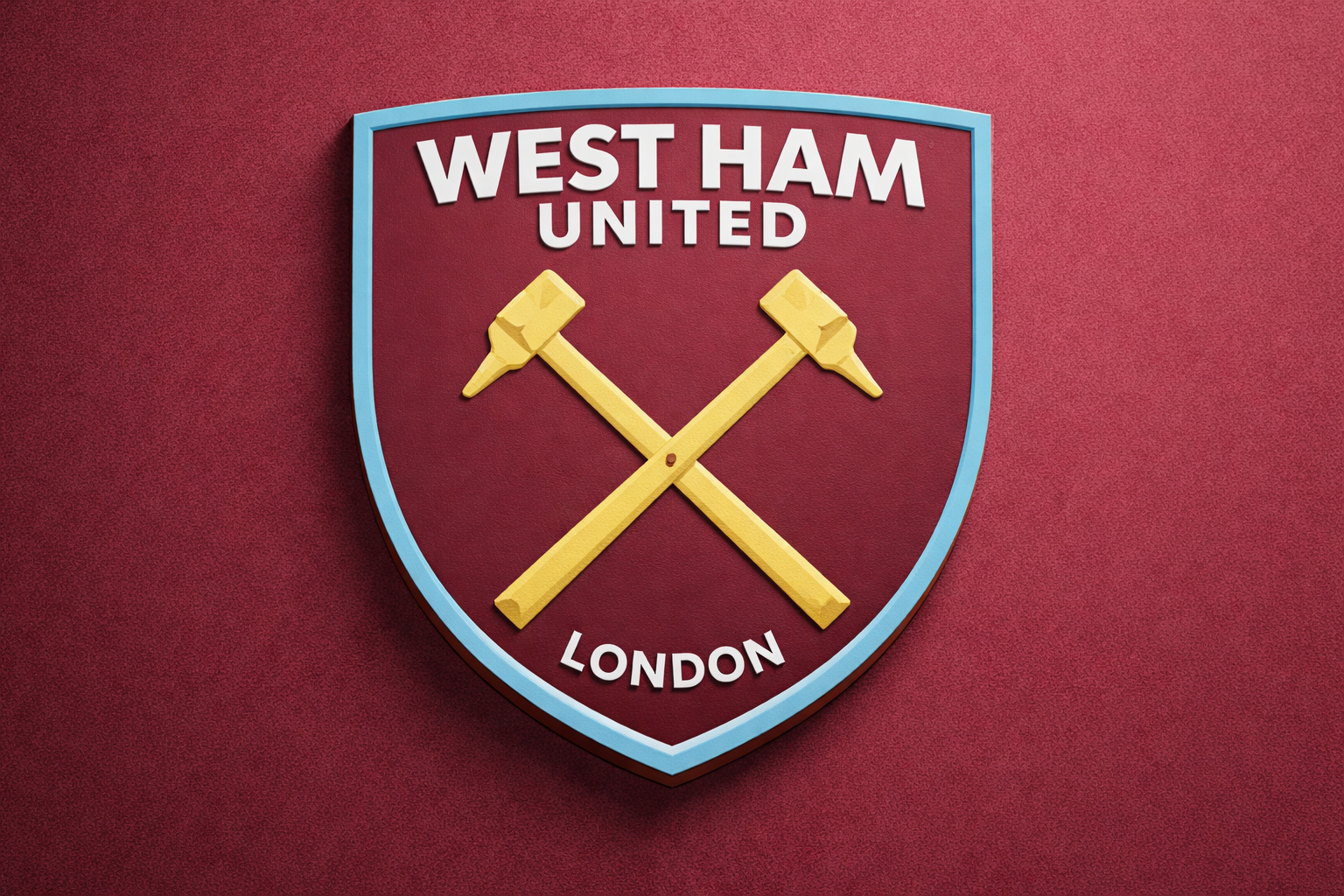 Os martelos no escudo lembram a origem oper&aacute;ria do West Ham